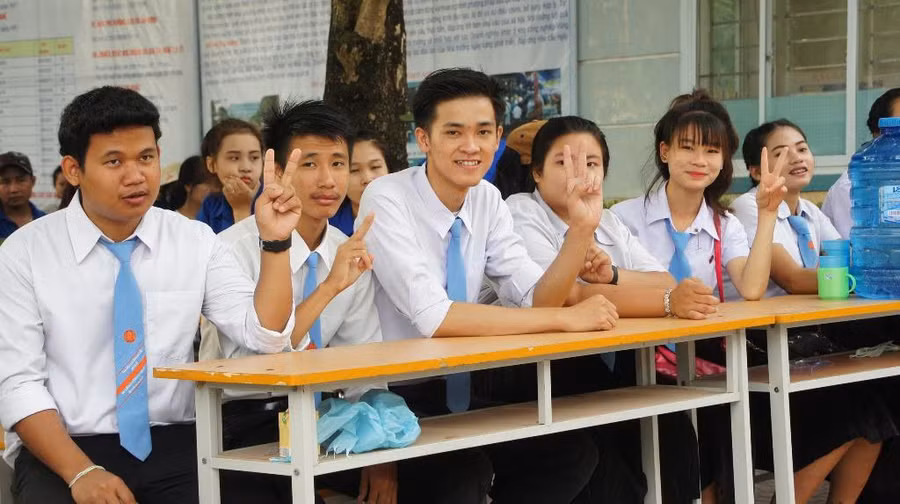 Sinh viên Lào, Thái Lan tham gia tiếp sức mùa thi. ảnh: Tiền Phong