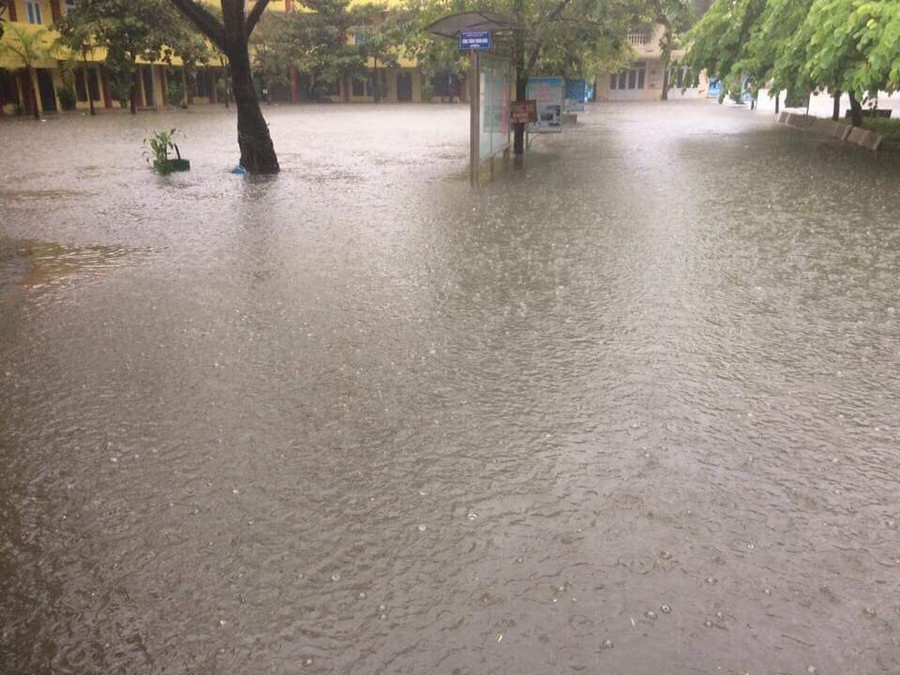 Nước ngập trắng sân trường THPT Công Nghiệp, Hòa Bình