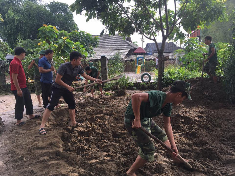 Bộ đội và phụ huynh giúp sức cùng cán bộ, giáo viên Trường tiểu học Phúc Sơn dọn trường sau mưa lũ Bộ đội và phụ huynh giúp sức cùng cán bộ, giáo viên Trường tiểu học Phúc Sơn dọn trường sau mưa lũ