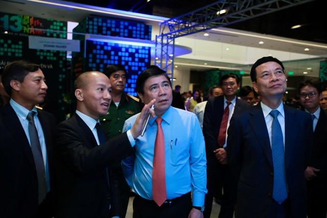 Ông Nguyễn Thanh Phong - Chủ tịch UBND TP Hồ Chí Minh tham quan triển lãm