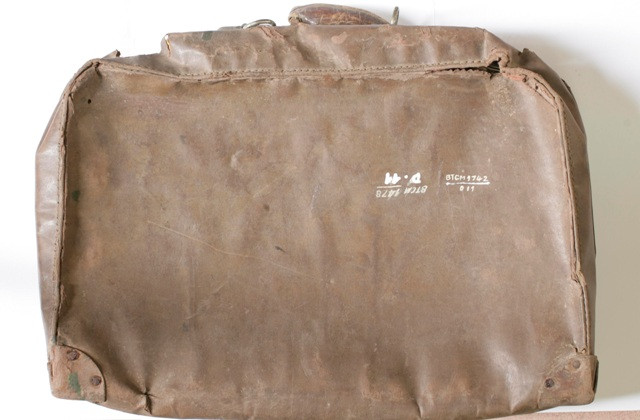 Va li, Bùi Ngọc Thành, đựng tư trang dự lớp huấn luyện chính trị ở Quảng Châu (Trung Quốc). Va li, Bùi Ngọc Thành, đựng tư trang dự lớp huấn luyện chính trị ở Quảng Châu (Trung Quốc).