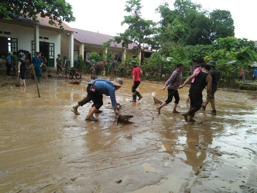 Sau 2 ngày vất vả dọn sạch trường lớp, các giáo viên lại lặn lội xuống thôn bản để động viên học sinh đến trường Sau 2 ngày vất vả dọn sạch trường lớp, các giáo viên lại lặn lội xuống thôn bản để động viên học sinh đến trường