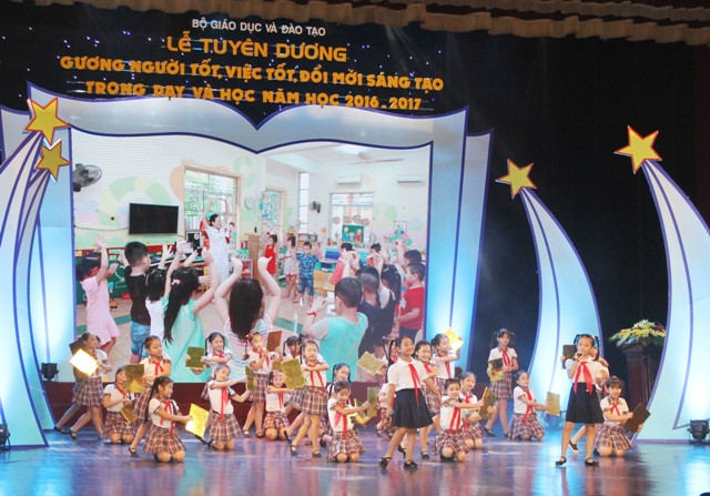 Văn nghệ khai mạc Lễ tuyên dương gương người tốt, việc tốt, đổi mới sáng tạo trong dạy và học năm học 2016 - 2017