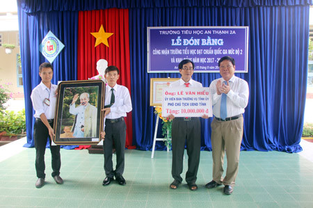 Thầy Nguyễn Quốc Khởi (thứ 2, bên trái) cùng lãnh đạo nhà trường nhận quà tặng của Phó Chủ tịch UBND tỉnh Lê Văn Hiểu trong ngày khai giảng năm học 2017 – 2018. Ảnh: Cổng thông tin điện tử tỉnh Sóc Trăng