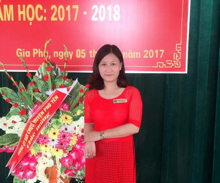 Cô Nguyễn Thúy Toàn chụp trong ngày khai giảng năm học mới 2017 - 2018 Cô Nguyễn Thúy Toàn chụp trong ngày khai giảng năm học mới 2017 - 2018