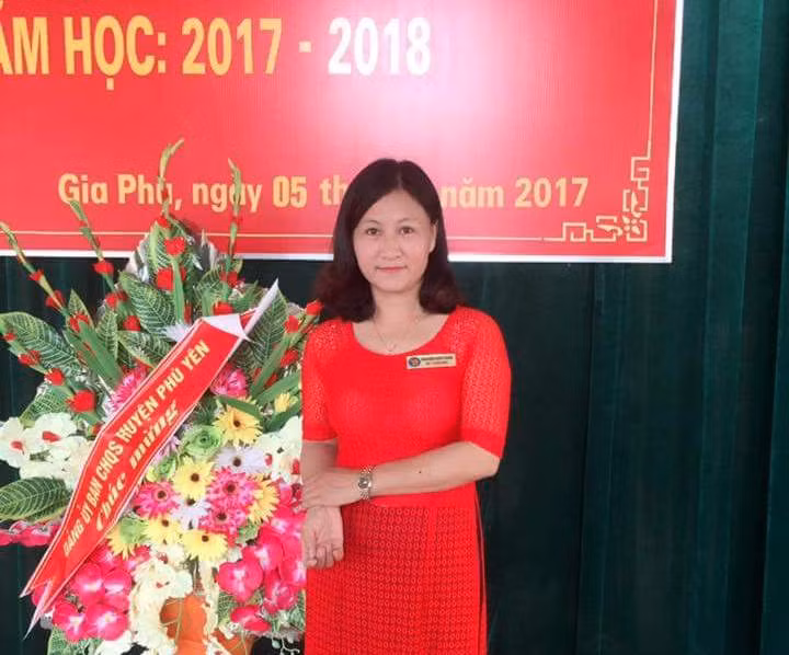 Cô Nguyễn Thúy Toàn chụp trong ngày khai giảng năm học mới 2017 - 2018