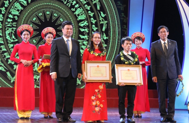 Thứ trưởng Bộ GD&ĐT Nguyễn Hữu Độ và Chủ tịch Công đoàn Giáo dục Việt Nam Vũ Minh Đức trao bằng khen cho các giáo viên, học sinh tiêu biểu