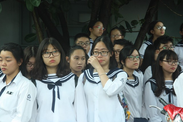 Học sinh Lương Thế Vinh với những ánh mắt đỏ hoe, những gương mặt đầy đăm chiêu, tiếc thương