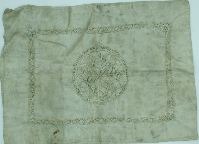 Áo gối, Nguyễn Thị Minh Khai làm từ vải áo tù để gửi tặng mẹ trong thời gian bị giam ở Khám Lớn, Sài Gòn, năm 1940 Áo gối, Nguyễn Thị Minh Khai làm từ vải áo tù để gửi tặng mẹ trong thời gian bị giam ở Khám Lớn, Sài Gòn, năm 1940