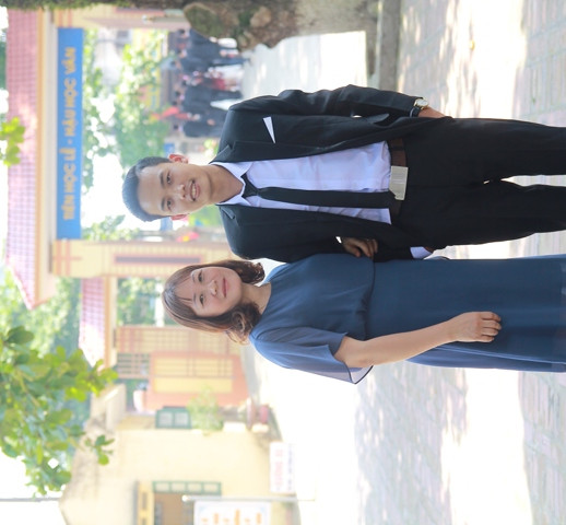 Cô giáo Tô Thị Thắm và học sinh