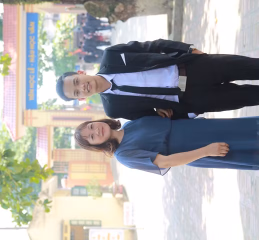 Cô giáo Tô Thị Thắm và học sinh