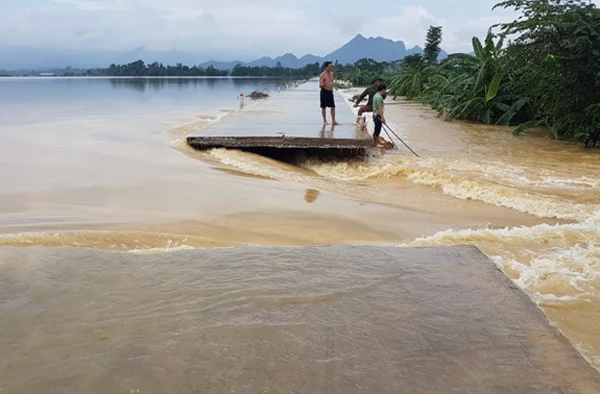 Hình ảnh đê bị vỡ ở Chương Mỹ. 