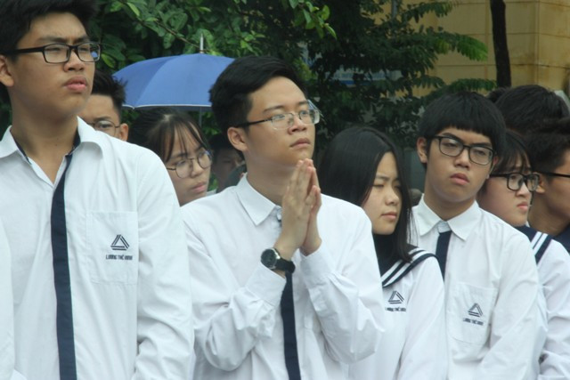 Từ sớm, học sinh Lương Thế Vinh đã có mặt tại nhà tang lễ
