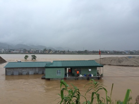 Nhà thuyền của người dân xóm chài bị trôi trong lũ.