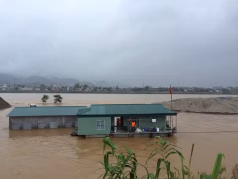 Nhà thuyền của người dân xóm chài bị trôi trong lũ.