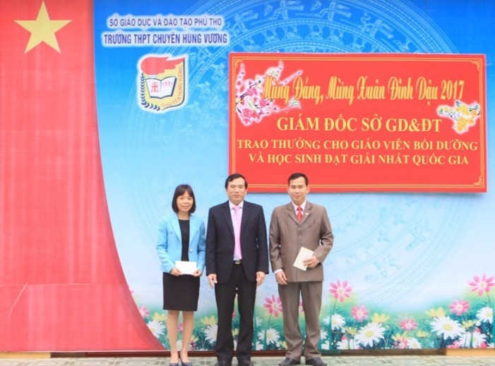 Cô giáo Nguyễn Thanh Thủy nhận phần thưởng vì đã có giải nhất HSG quốc gia môn Lịch Sử năm học 2016-2017