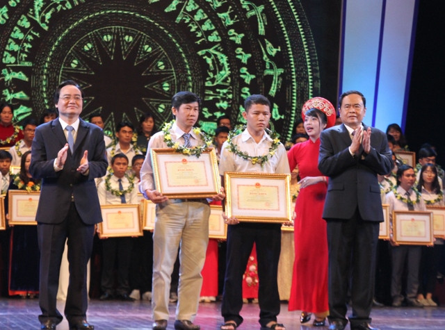 Bộ trưởng Bộ GD&ĐT Phùng Xuân Nhạ và Chủ tịch Ủy ban Trung ương Mặt trận Tổ quốc Việt Nam Trần Thanh Mẫn trao bằng khen cho các thầy cô giáo và học sinh tiêu biểu tại buổi lễ