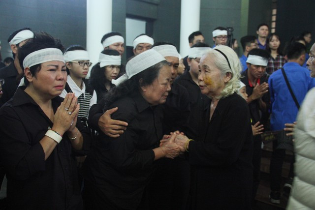 Người thân chia buồn cùng phu nhân và gia đình PGS Văn Như Cương