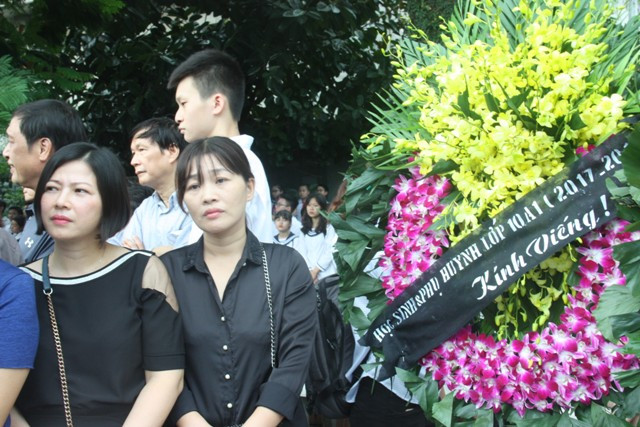 Phụ huynh học sinh cũng đến sớm vĩnh biệt thầy Văn Như Cương