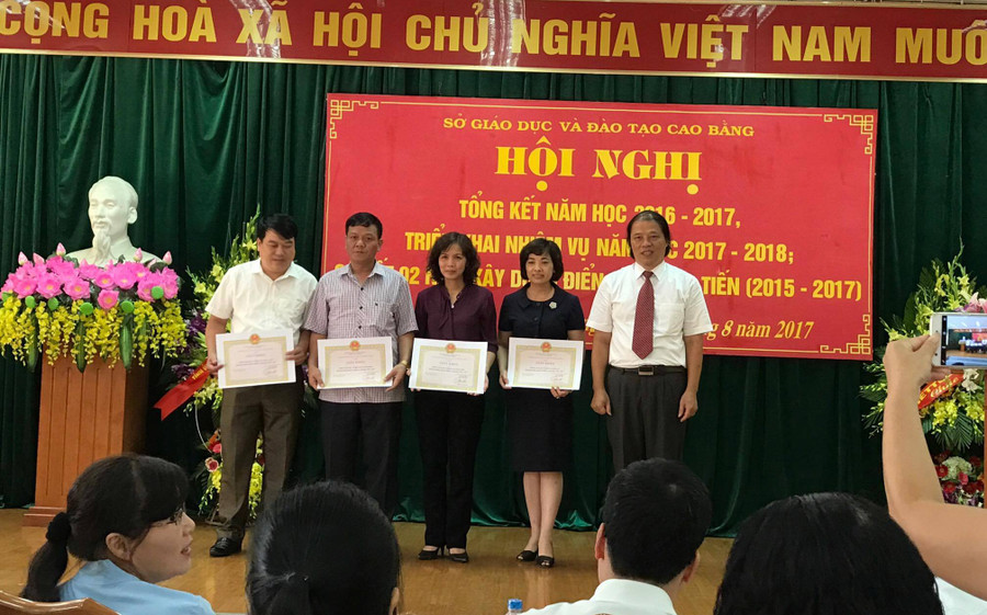 Cô Nông Thị Loan (thứ 2 từ phải sang) nhận bằng khen trong Hội nghị tổng kết năm học 2016 - 2017, triển khai nhiệm vụ năm học 2017 - 2018 của Sở GD&ĐT Cao Bằng Cô Nông Thị Loan (thứ 2 từ phải sang) nhận bằng khen trong Hội nghị tổng kết năm học 2016 - 2017, triển khai nhiệm vụ năm học 2017 - 2018 của Sở GD&ĐT Cao Bằng