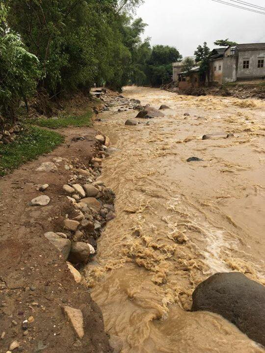 Mưa lũ lớn kéo theo bùn đất và tai ương đến với người dân vùng cao Mưa lũ lớn kéo theo bùn đất và tai ương đến với người dân vùng cao