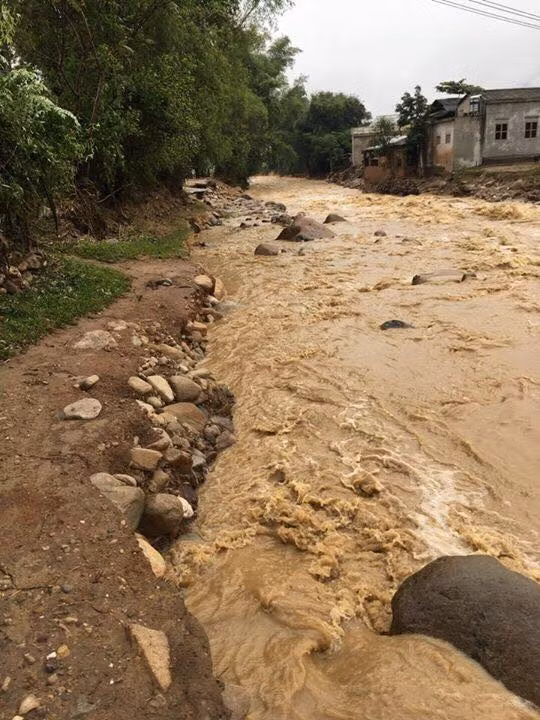Mưa lũ lớn kéo theo bùn đất và tai ương đến với người dân vùng cao