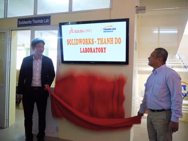 Tiến sĩ Ngô Xuân Hà, Hiệu trưởng Trường Đại học Thành Đô (bên trái) và Ngài Phan Bá Thông - Giám đốc kỹ thuật vùng Đông Nam Á Tập đoàn Solidworks vén màn khai trương Trung tâm Tiến sĩ Ngô Xuân Hà, Hiệu trưởng Trường Đại học Thành Đô (bên trái) và Ngài Phan Bá Thông - Giám đốc kỹ thuật vùng Đông Nam Á Tập đoàn Solidworks vén màn khai trương Trung tâm