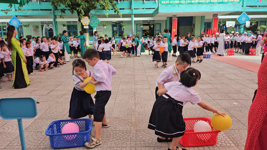 Học sinh Trường Tiểu học Hoa Lư (quận Thanh Khê, TP Đà Nẵng) tham gia các trò chơi sau Lễ khai giảng năm học 2023 - 2024.