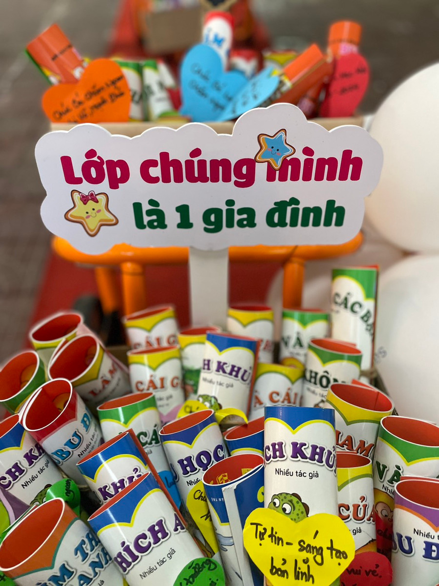 Trường mầm non Ngọc Lan tặng truyện tranh cho trẻ trong ngày khai giảng với thông điệp cha mẹ hãy cùng con đọc sách, hạn chế cho trẻ sử dụng điện thoại. Trường mầm non Ngọc Lan tặng truyện tranh cho trẻ trong ngày khai giảng với thông điệp cha mẹ hãy cùng con đọc sách, hạn chế cho trẻ sử dụng điện thoại.