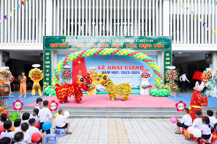 Biểu diễn múa lân mừng năm học mới tại Trường Tiểu học Lê Đình Chinh (quận Hải Châu, TP Đà Nẵng).