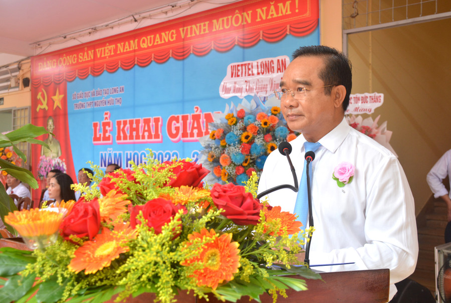 Bí thư Tỉnh ủy, Chủ tịch HĐND tỉnh – Nguyễn Văn Được dự lễ khai giảng năm học mới tại trường THPT Nguyễn Hữu Thọ, huyện Bến Lức. Bí thư Tỉnh ủy, Chủ tịch HĐND tỉnh – Nguyễn Văn Được dự lễ khai giảng năm học mới tại trường THPT Nguyễn Hữu Thọ, huyện Bến Lức.