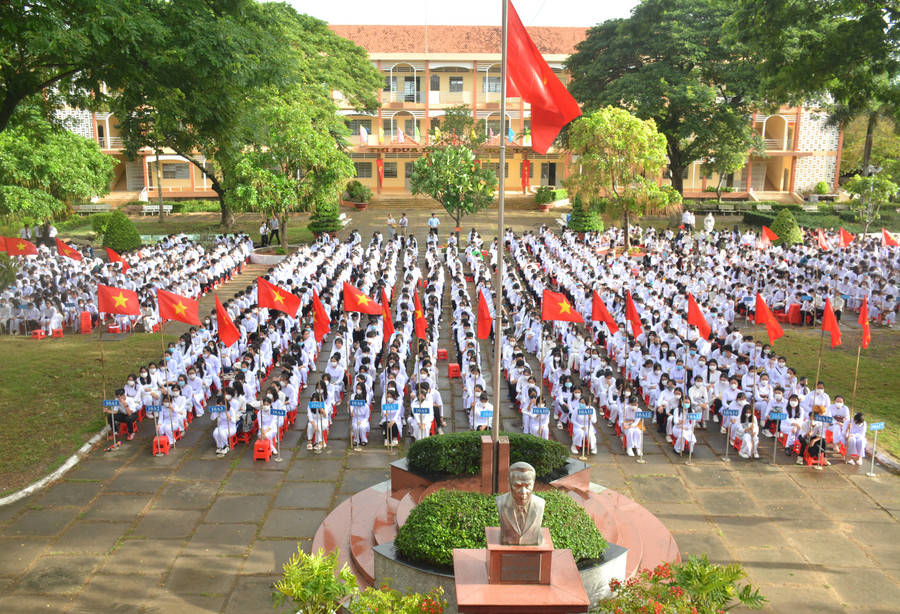 Học sinh trường THPT Nguyễn Hữu Thọ trong lễ khai giảng 2023 - 2024. Học sinh trường THPT Nguyễn Hữu Thọ trong lễ khai giảng 2023 - 2024.