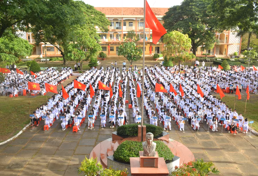 Học sinh trường THPT Nguyễn Hữu Thọ trong lễ khai giảng 2023 - 2024.