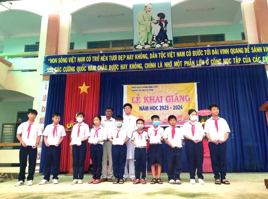 Sáng 5/9/2023, Ủy ban MTTQ VN xã Phan, huyện Dương Minh Châu, tỉnh Tây Ninh phối hợp Ban giám hiệu trường TH và THCS xã Phan trao 20 suất học bổng cho học sinh nghèo, hiếu học, tổng trị giá 10 triệu đồng. Nguồn kinh phí được trích từ Quỹ vì người nghèo xã Phan do Ban cai quản họ đạo Cao Đài xã Phan hỗ trợ. Sáng 5/9/2023, Ủy ban MTTQ VN xã Phan, huyện Dương Minh Châu, tỉnh Tây Ninh phối hợp Ban giám hiệu trường TH và THCS xã Phan trao 20 suất học bổng cho học sinh nghèo, hiếu học, tổng trị giá 10 triệu đồng. Nguồn kinh phí được trích từ Quỹ vì người nghèo xã Phan do Ban cai quản họ đạo Cao Đài xã Phan hỗ trợ.