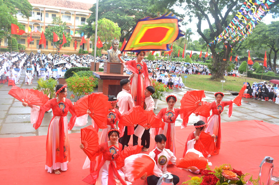 Biểu diễn văn nghệ tại lễ khai giảng trường THPT Nguyễn Hữu Thọ. Biểu diễn văn nghệ tại lễ khai giảng trường THPT Nguyễn Hữu Thọ.