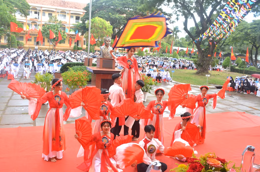 Biểu diễn văn nghệ tại lễ khai giảng trường THPT Nguyễn Hữu Thọ.