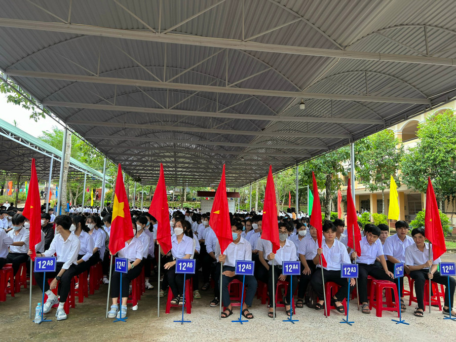 Học sinh dự lễ khai giảng tại trường THPT Lộc Ninh, tỉnh Bình Phước. Học sinh dự lễ khai giảng tại trường THPT Lộc Ninh, tỉnh Bình Phước.