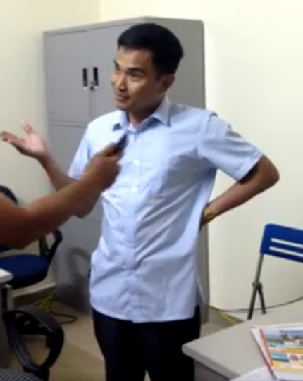 Chủ khách sạn Bình Minh được cho là đã có thái độ cư xử không đúng với du khách trình báo mất đồ. Ảnh cắt từ clip.