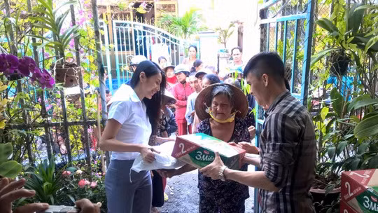 Hai vợ chồng tiền đạo Công Vinh, ca sĩ Thủy Tiên đi làm từ thiện
