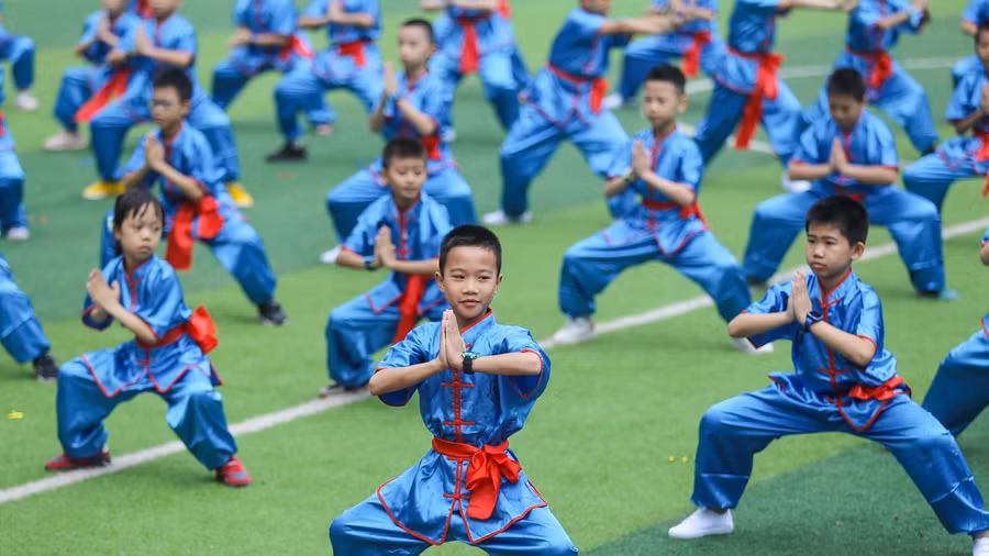 Học sinh Trung Quốc rèn luyện võ thuật. Ảnh: INT.