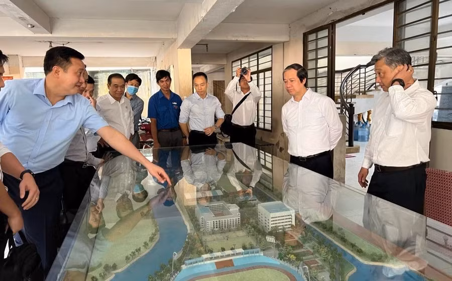 Bộ trưởng Bộ GD&amp;ĐT Nguyễn Kim Sơn (thứ 2 từ phải sang) trong một buổi làm việc với Trường ĐH Sư phạm Thể dục thể thao TP Hồ Chí Minh HCM về công tác xây dựng cơ sở vật chất, đào tạo. Ảnh: Anh Tú