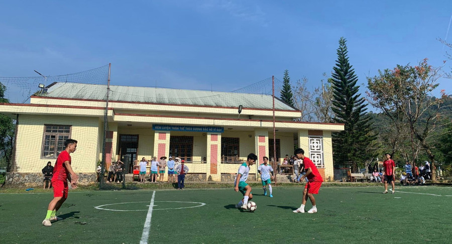 Học sinh Trường Phổ thông Dân tộc Nội trú Nam Trà My (Quảng Nam) chơi bóng đá sau giờ học. Ảnh: Trường Kỳ