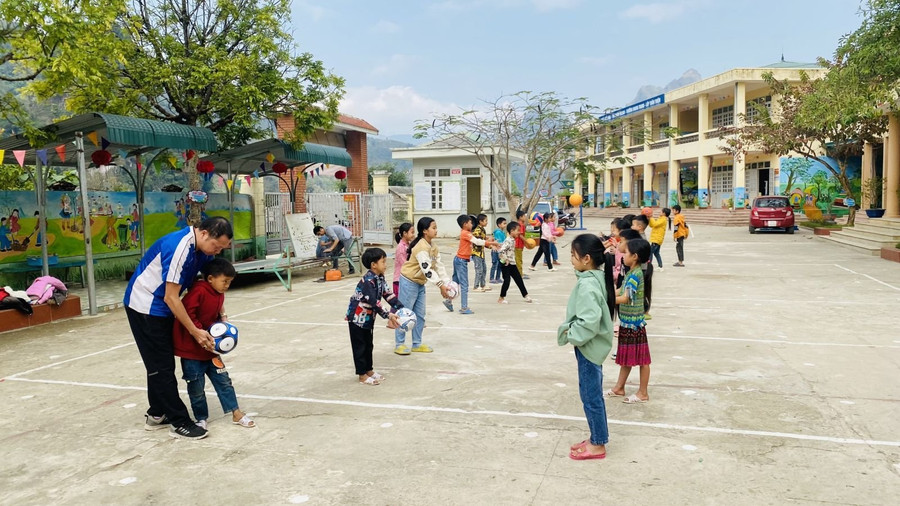 Giờ Giáo dục thể chất tại Trường Tiểu học xã Ta Gia, huyện Than Uyên, Lai Châu. Ảnh: NTCC Giờ Giáo dục thể chất tại Trường Tiểu học xã Ta Gia, huyện Than Uyên, Lai Châu. Ảnh: NTCC