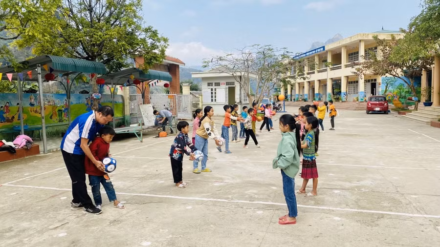 Giờ Giáo dục thể chất tại Trường Tiểu học xã Ta Gia, huyện Than Uyên, Lai Châu. Ảnh: NTCC