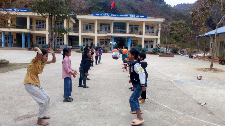 Giờ Giáo dục thể chất tại Trường PTDTBT Tiểu học xã Khoen On, huyện Than Uyên, Lai Châu. Ảnh: NTCC Giờ Giáo dục thể chất tại Trường PTDTBT Tiểu học xã Khoen On, huyện Than Uyên, Lai Châu. Ảnh: NTCC