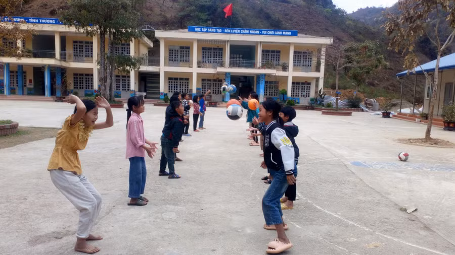 Giờ Giáo dục thể chất tại Trường PTDTBT Tiểu học xã Khoen On, huyện Than Uyên, Lai Châu. Ảnh: NTCC
