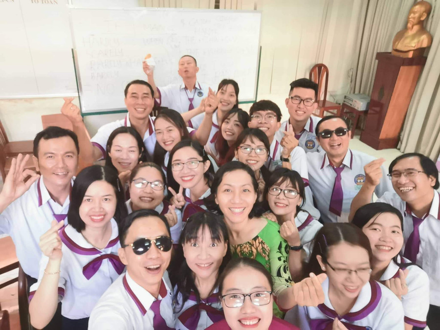 Phút "xì tin dâu" của các thầy cô trong bộ đồng phục học sinh sau màn biểu diễn đặc biệt dành tặng trò