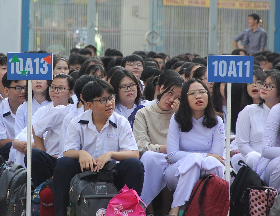 Buổi nói chuyện được diễn ra tại sân trường với sự tham gia của gần 1.500 học sinh