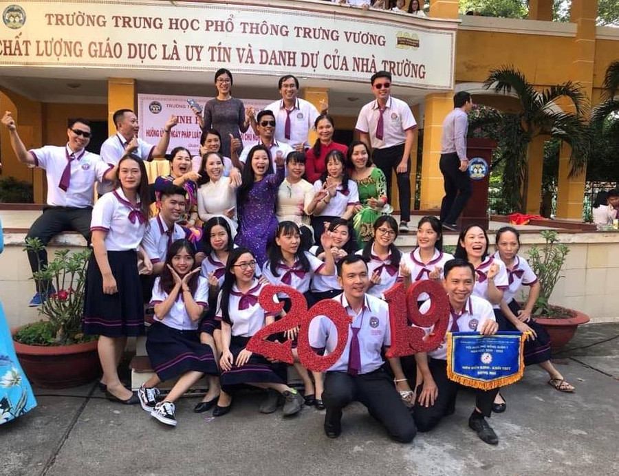 Các giáo viên tham gia tiết mục nhảy flashmob tặng học sinh