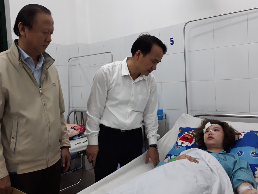 Giám đốc Sở GD&ĐT Đà Nẵng hỏi thăm tình hình sức khỏe của SV Phạm Ngô Hồng Thư đang điều trị tại khoa Ngoại BV Đà Nẵng Giám đốc Sở GD&ĐT Đà Nẵng hỏi thăm tình hình sức khỏe của SV Phạm Ngô Hồng Thư đang điều trị tại khoa Ngoại BV Đà Nẵng